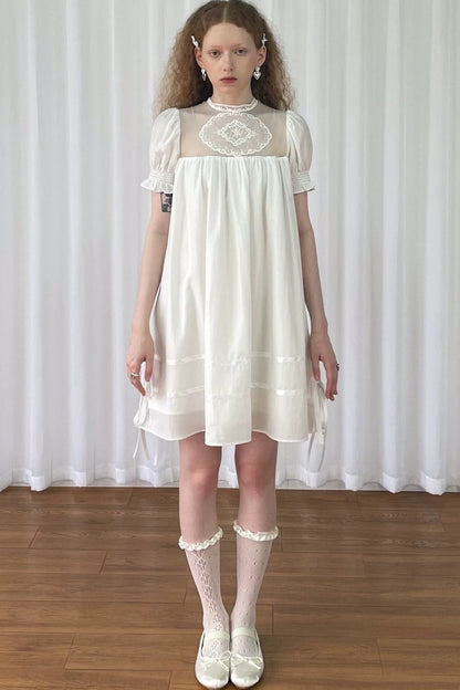 Weißes Spitzen-Netzstoffkleid im Puppenstil