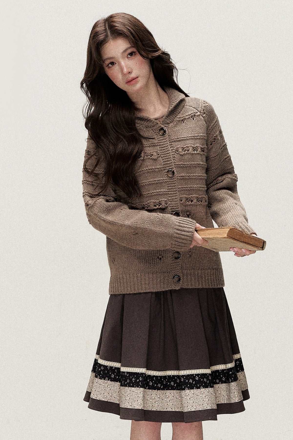 Dicke Strickjacke aus Haselnusswolle