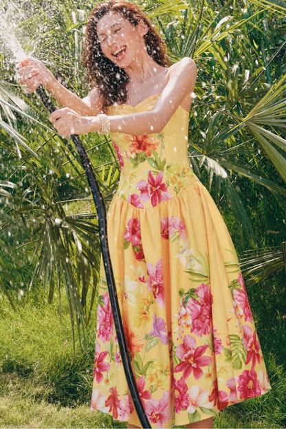 Tropisches geblümtes Lyocell-Trägerkleid