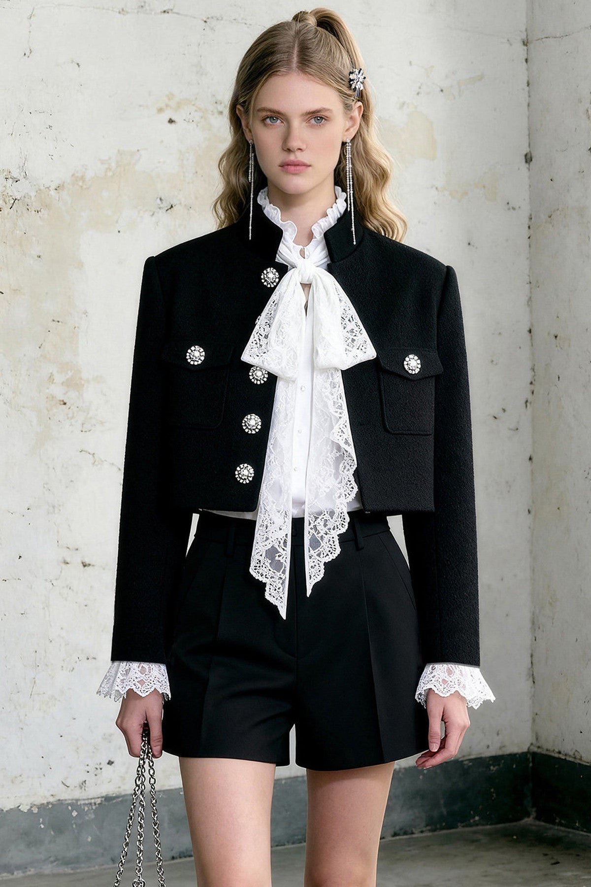 Set aus langärmliger Jacke mit Diamantverzierungen und Spitze sowie Shorts