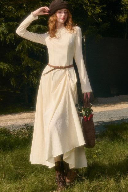 Langes Kleid mit Taillenbetonung, Schleife und Stickerei