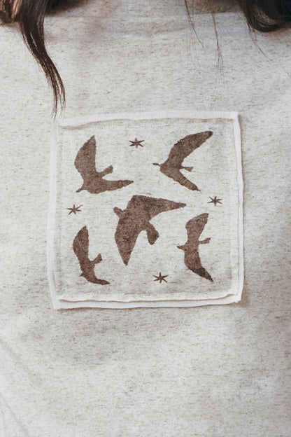 T-Shirt mit Vogelprint und Leinenstruktur