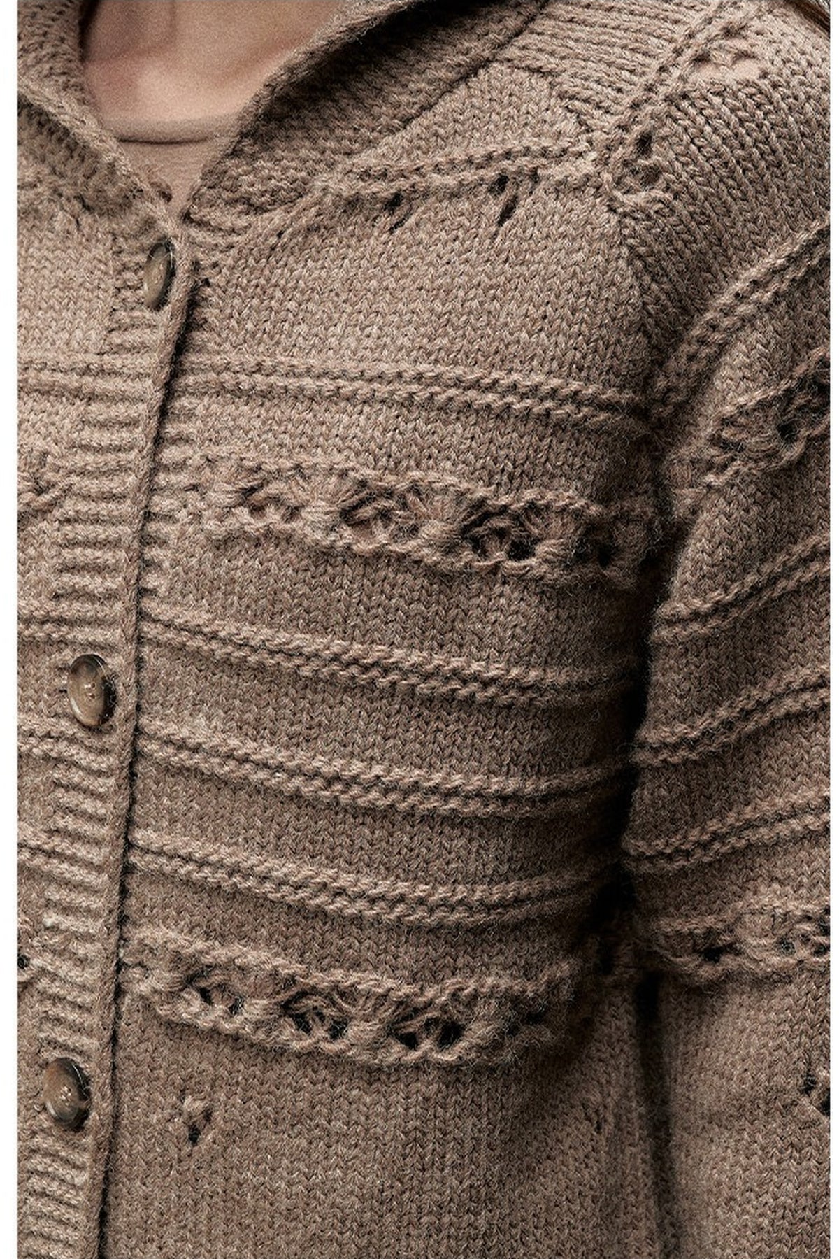 Dicke Strickjacke aus Haselnusswolle