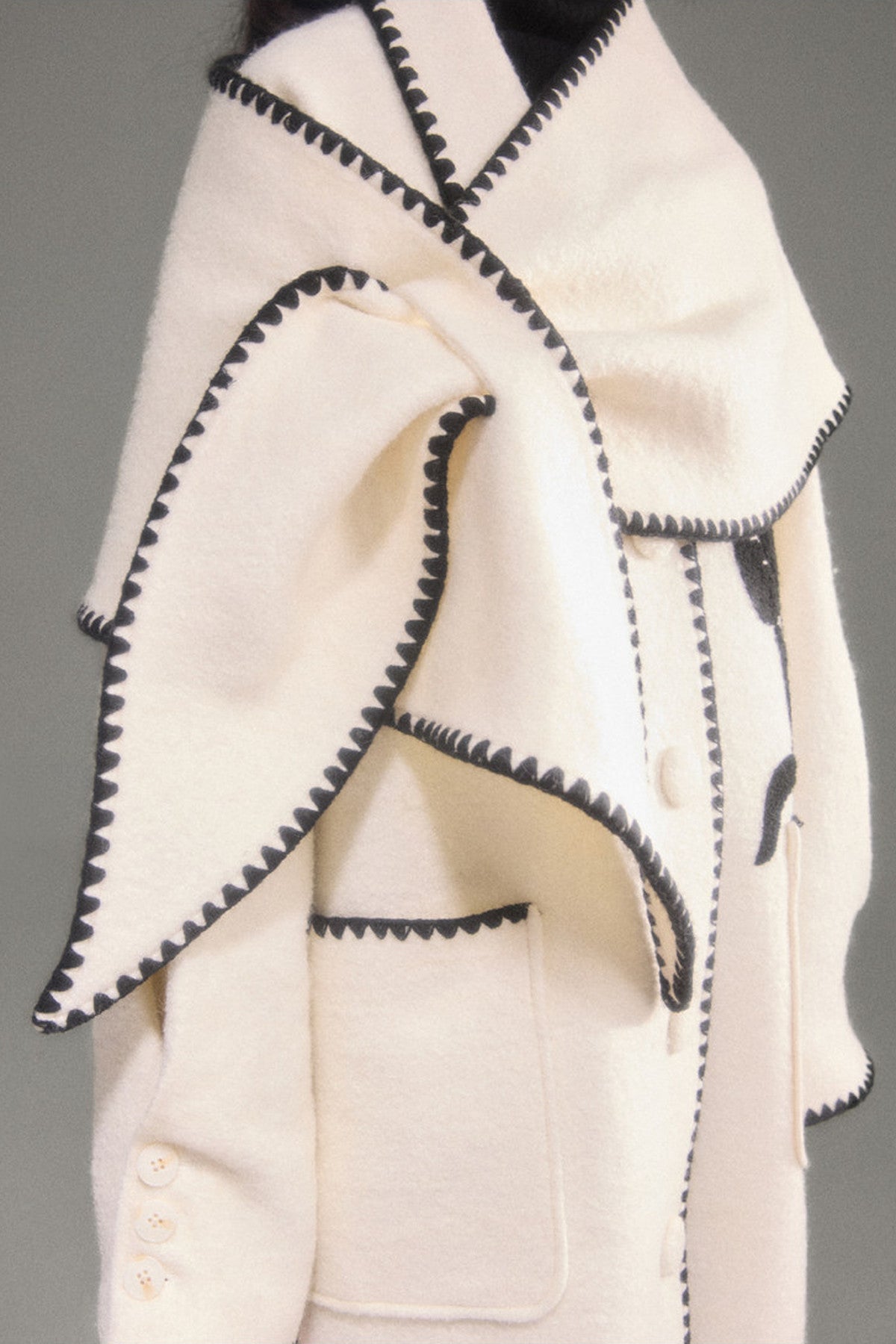 Cappotto lungo in lana ricamato con collo a scialle a tulipano