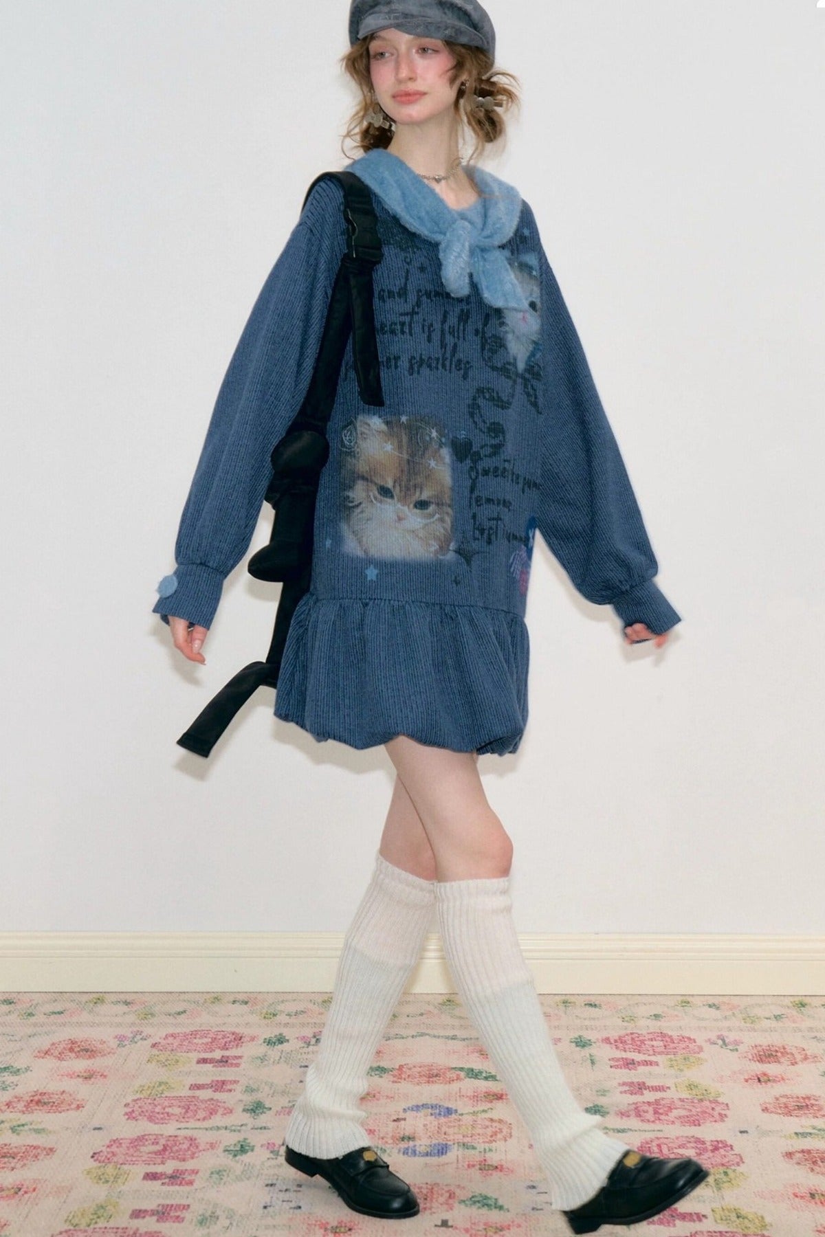 Abito in maglia blu navy con collo a fiocco e stampa gatti