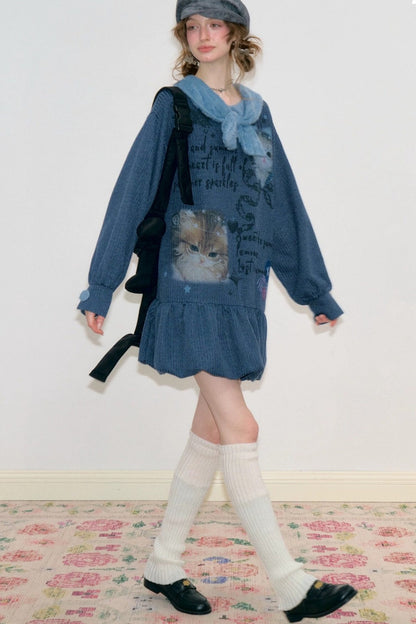 Abito in maglia blu navy con collo a fiocco e stampa gatti