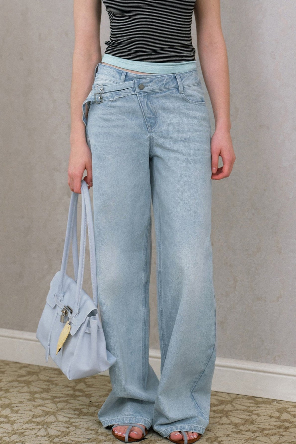 Asymmetrische Jeans mit geradem Schnitt und diagonaler Knopfleiste