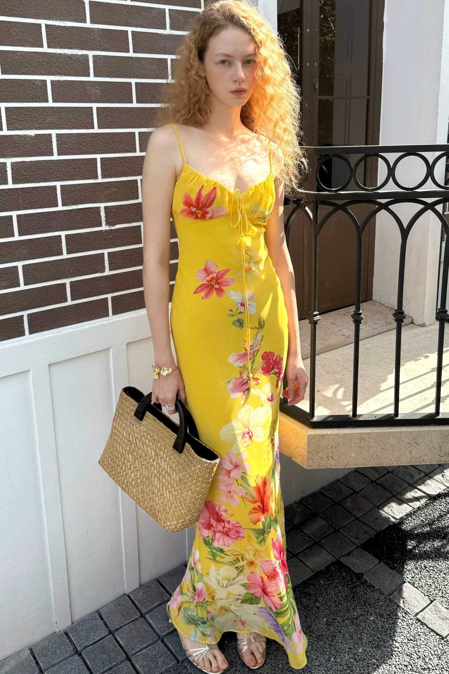 Tropisches handbemaltes Slipkleid mit Blumenmuster und V-Ausschnitt