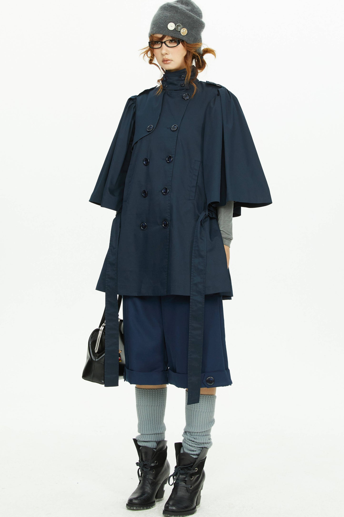 Marineblauer Trenchcoat mit Cape-Ärmeln und zweireihiger Knopfleiste