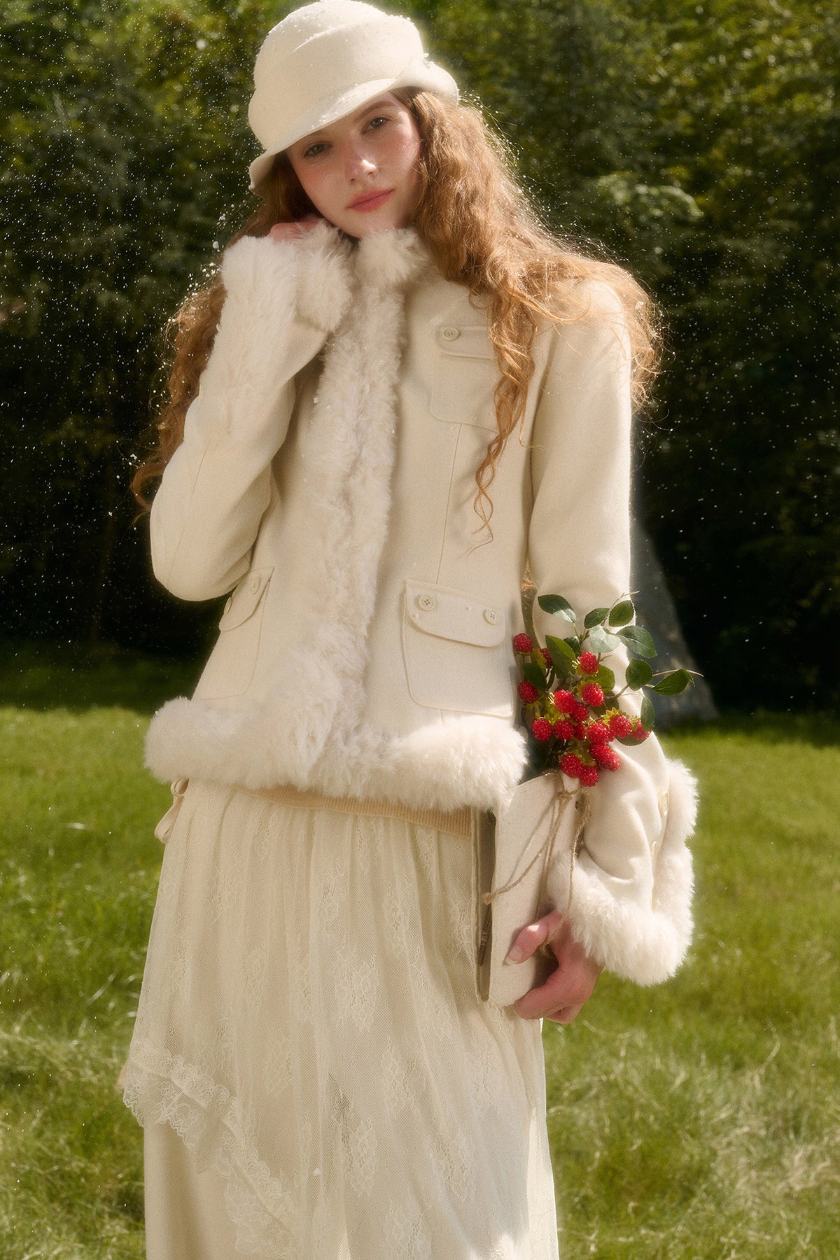 Flauschige kurze Jacke mit Stehkragen und Taschen