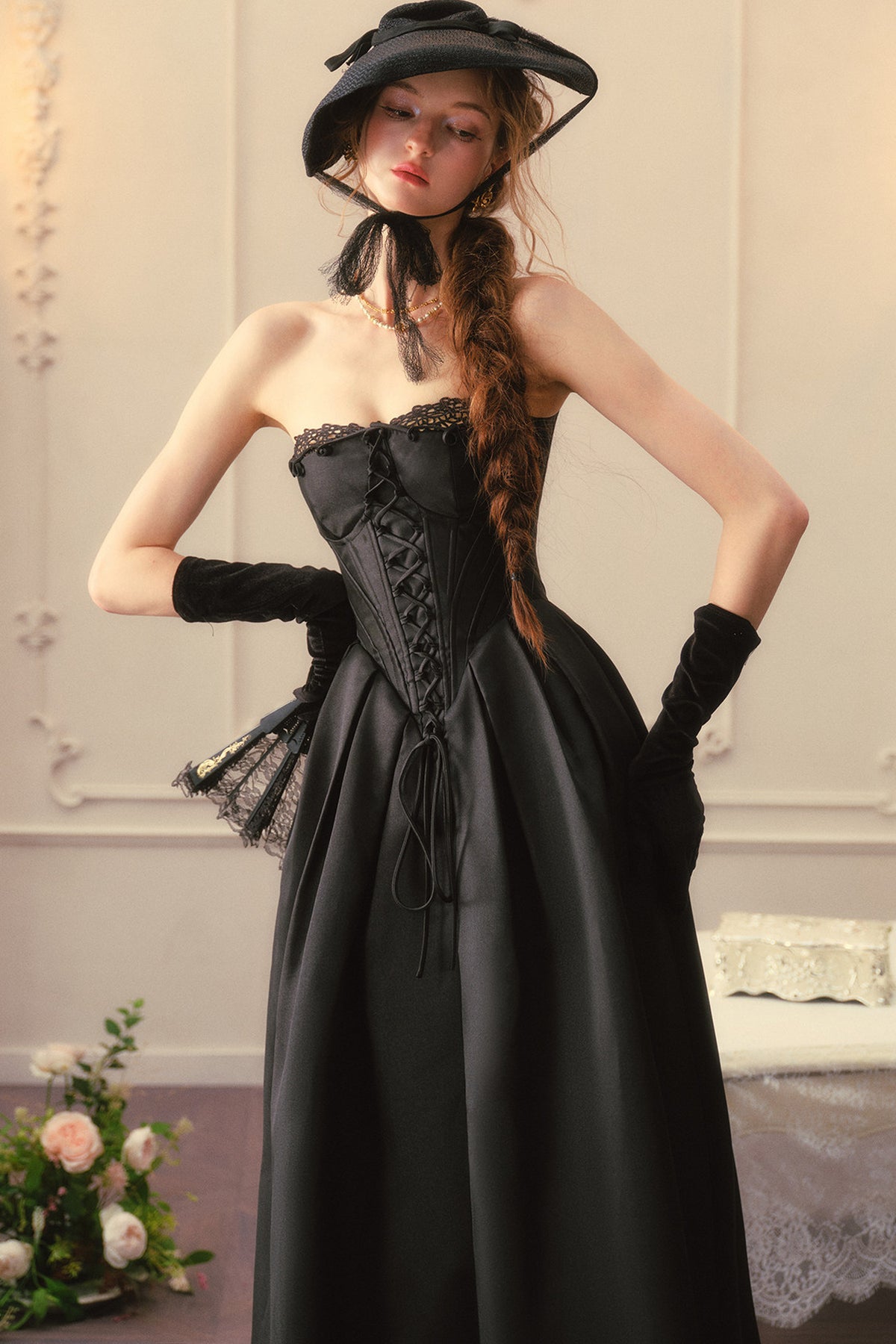 Französisches Prinzessinnenkleid aus Satin mit Korsett