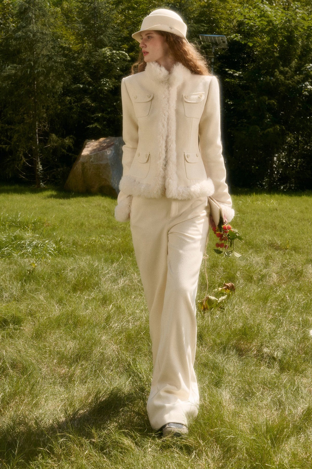Flauschige kurze Jacke mit Stehkragen und Taschen