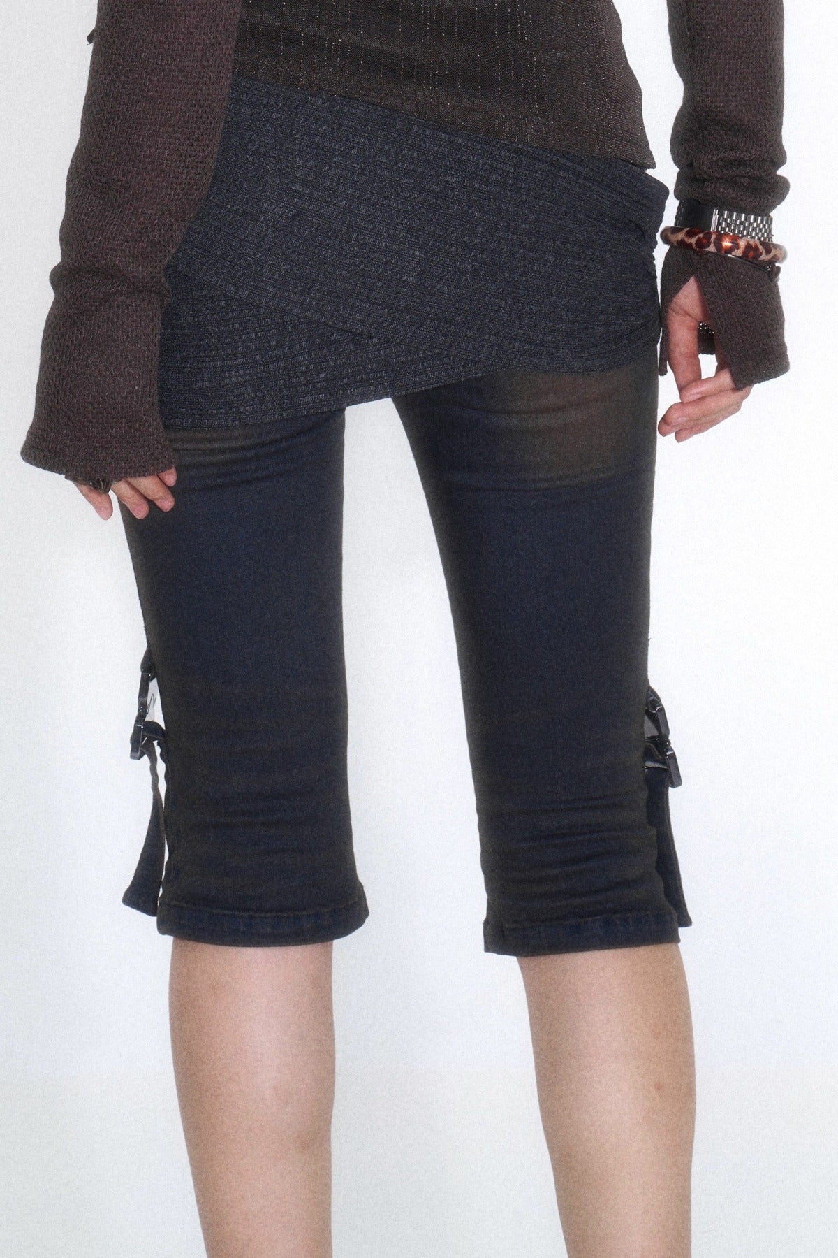 Gestrickte, kreuzstichbestickte Jeans in gewaschener Optik, mittellang