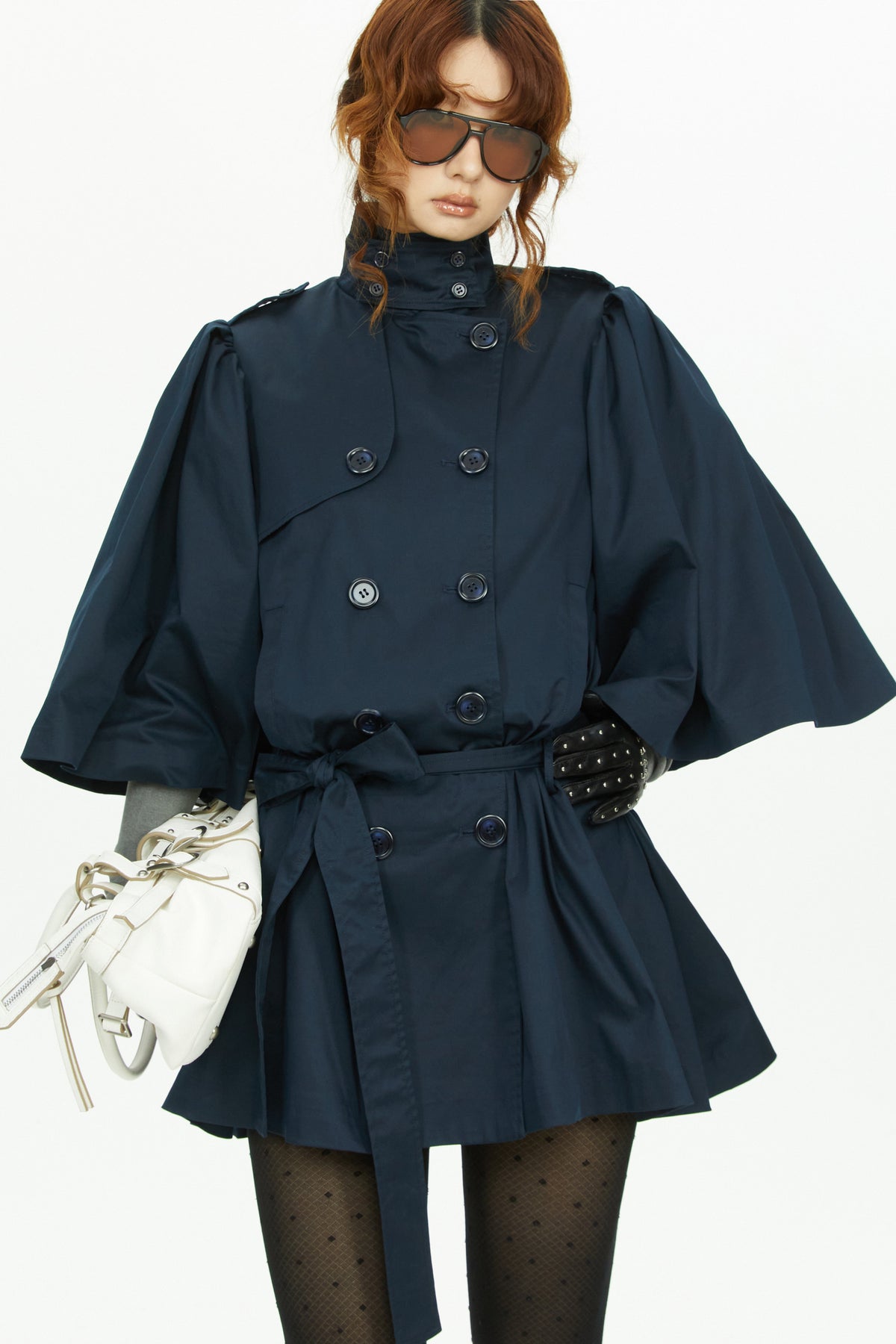 Marineblauer Trenchcoat mit Cape-Ärmeln und zweireihiger Knopfleiste