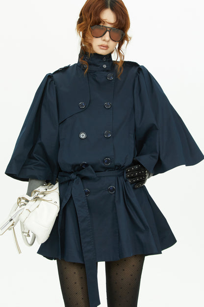 Marineblauer Trenchcoat mit Cape-Ärmeln und zweireihiger Knopfleiste