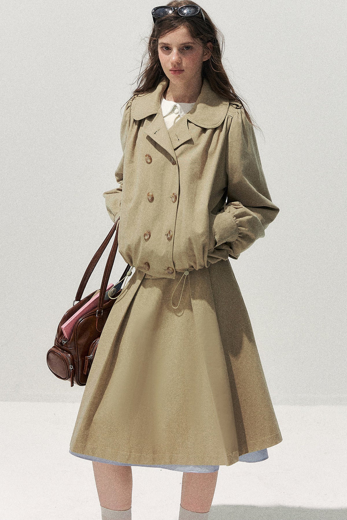 Completo retrò kaki con trench corto con colletto da bambola e gonna