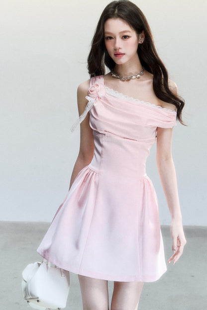 Abito in raso rosa con spalle scoperte