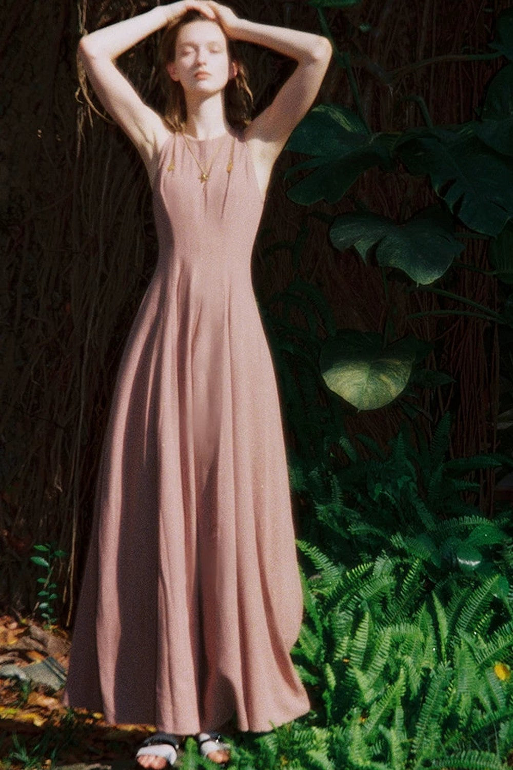 Kleid aus Goldseide und Leinen