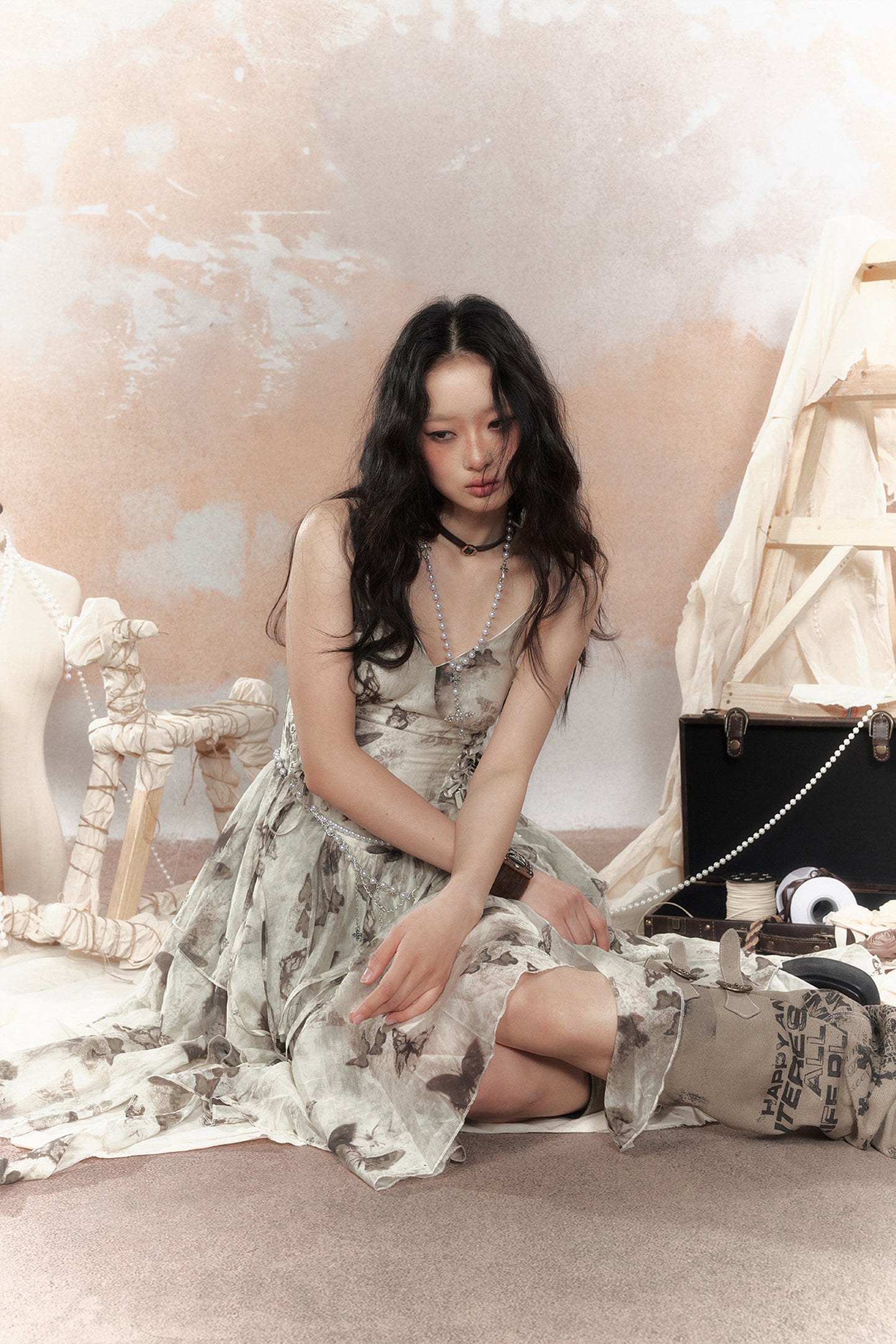 Abito asimmetrico in chiffon con farfalla