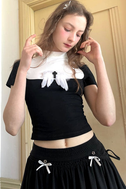 T-shirt bianca e nera a inserti con piuma e croce