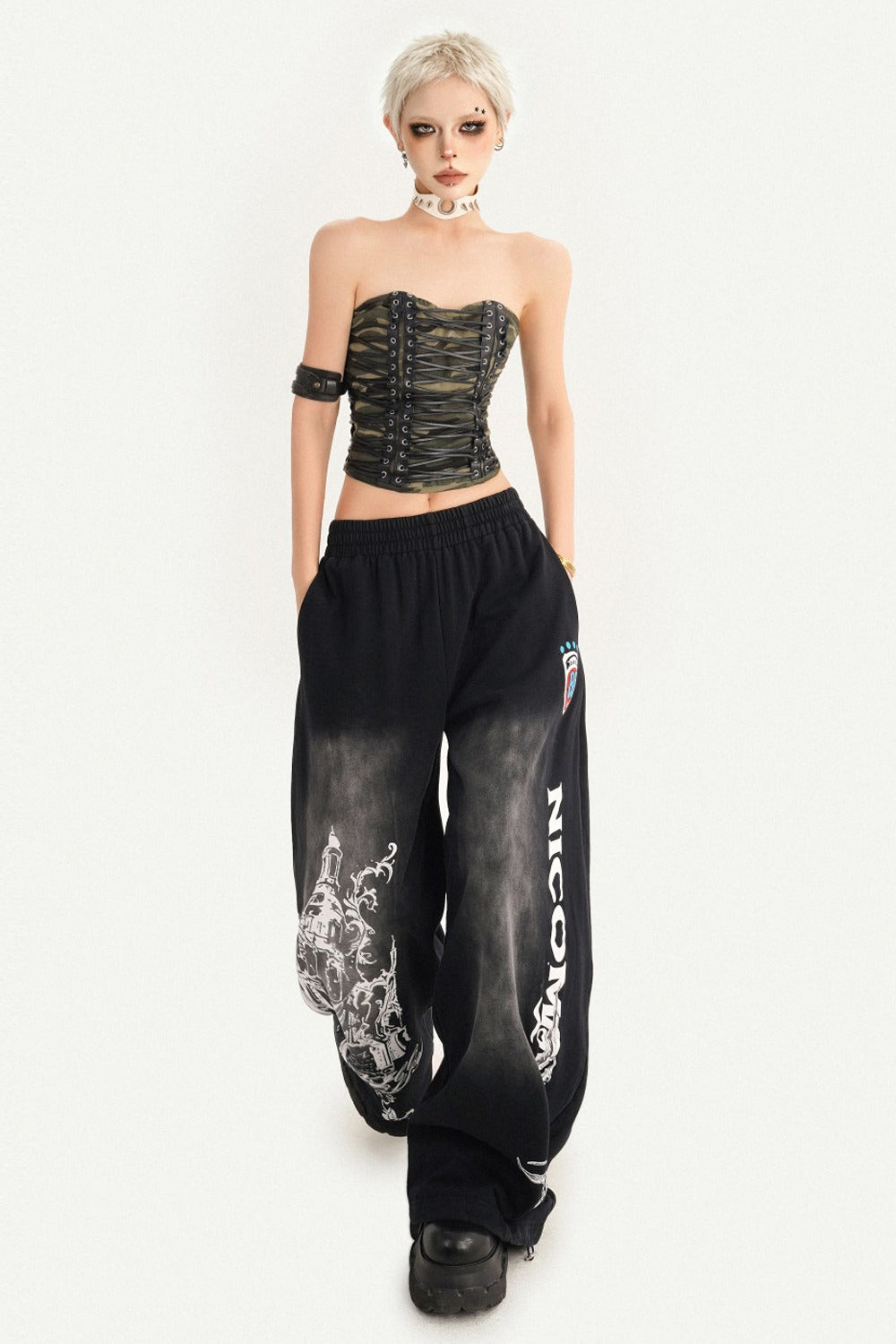 Pantaloni sportivi a gamba larga con stampa grafica