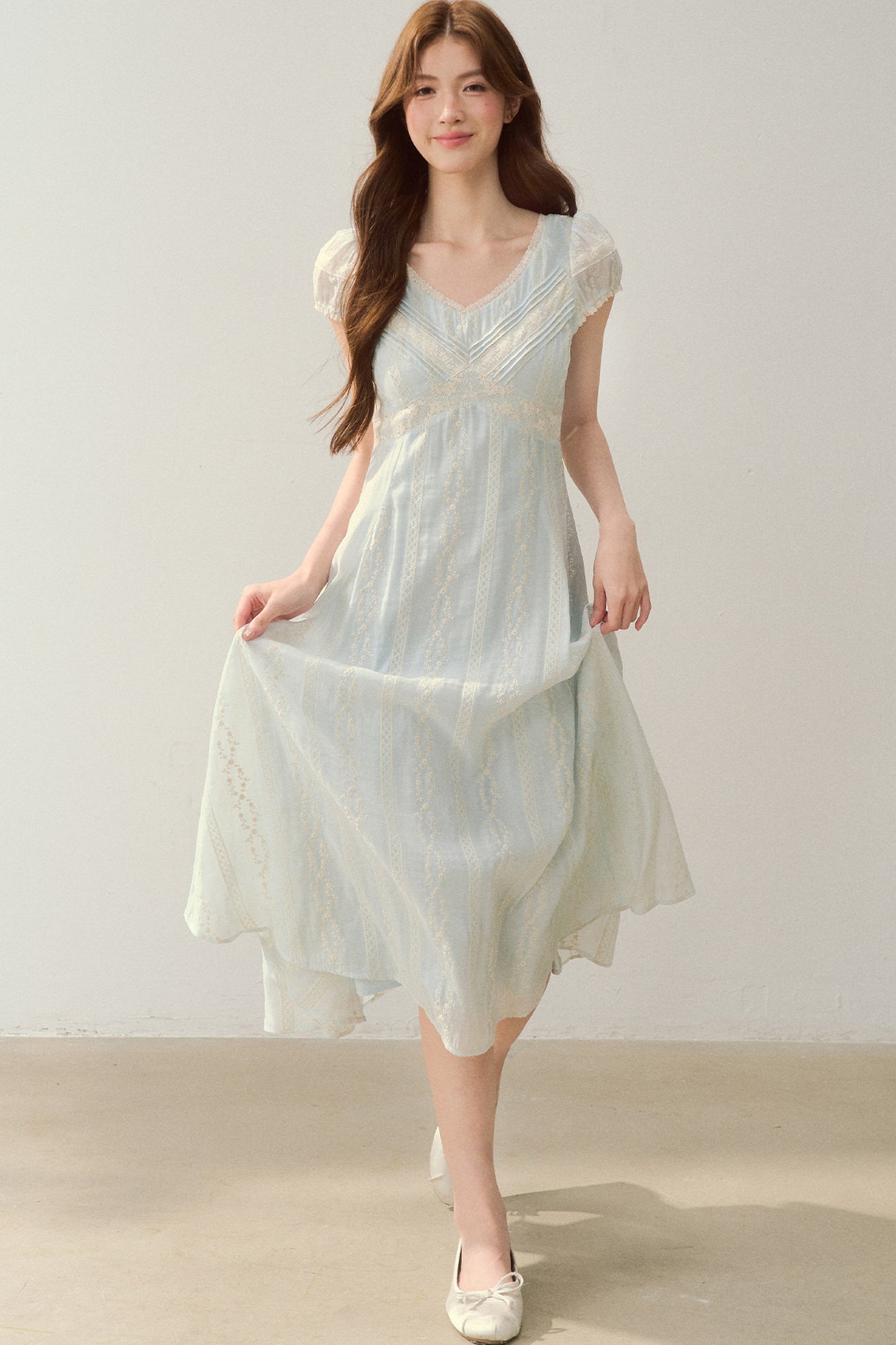 Robe brodée à col V bleu brume