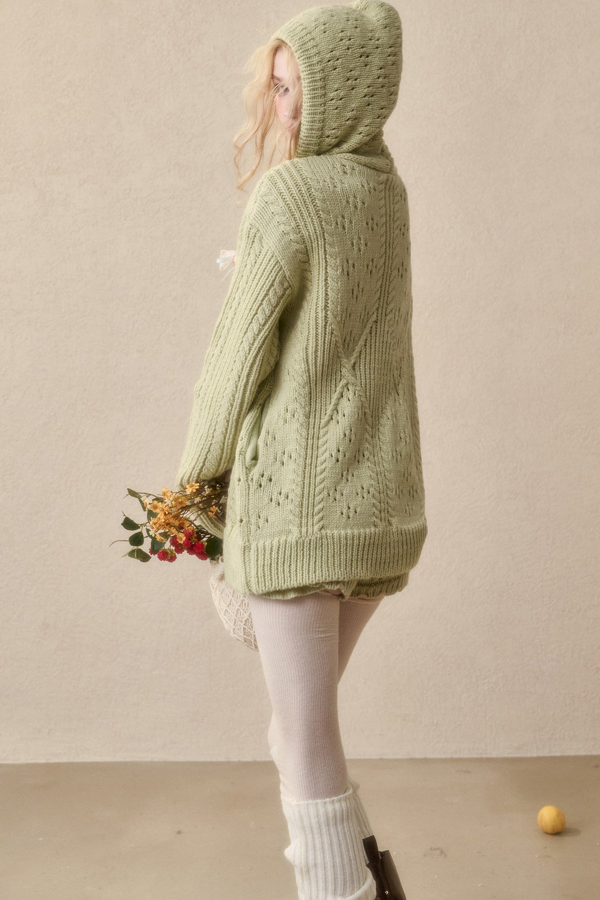 Set aus weicher Lammwoll-Strickjacke mit Zopfmuster und Kapuze sowie Shorts