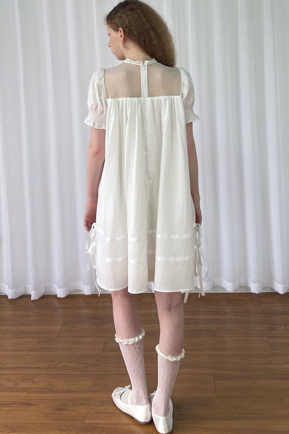 Weißes Spitzen-Netzstoffkleid im Puppenstil