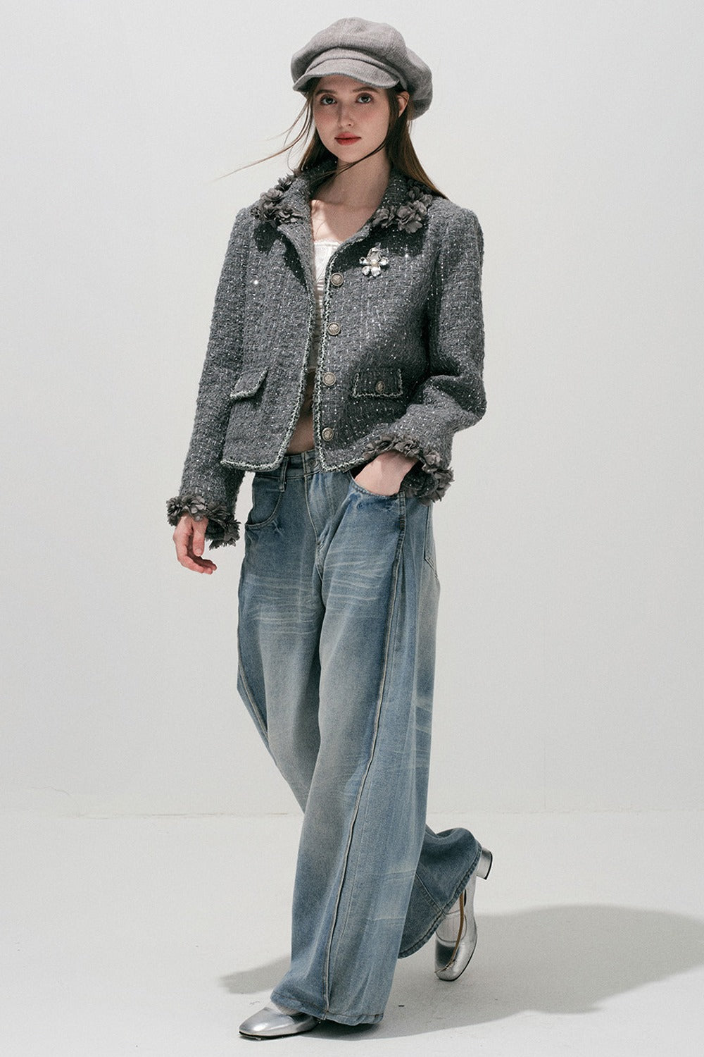 Hellblaue gewaschene Jeans mit weitem Bein