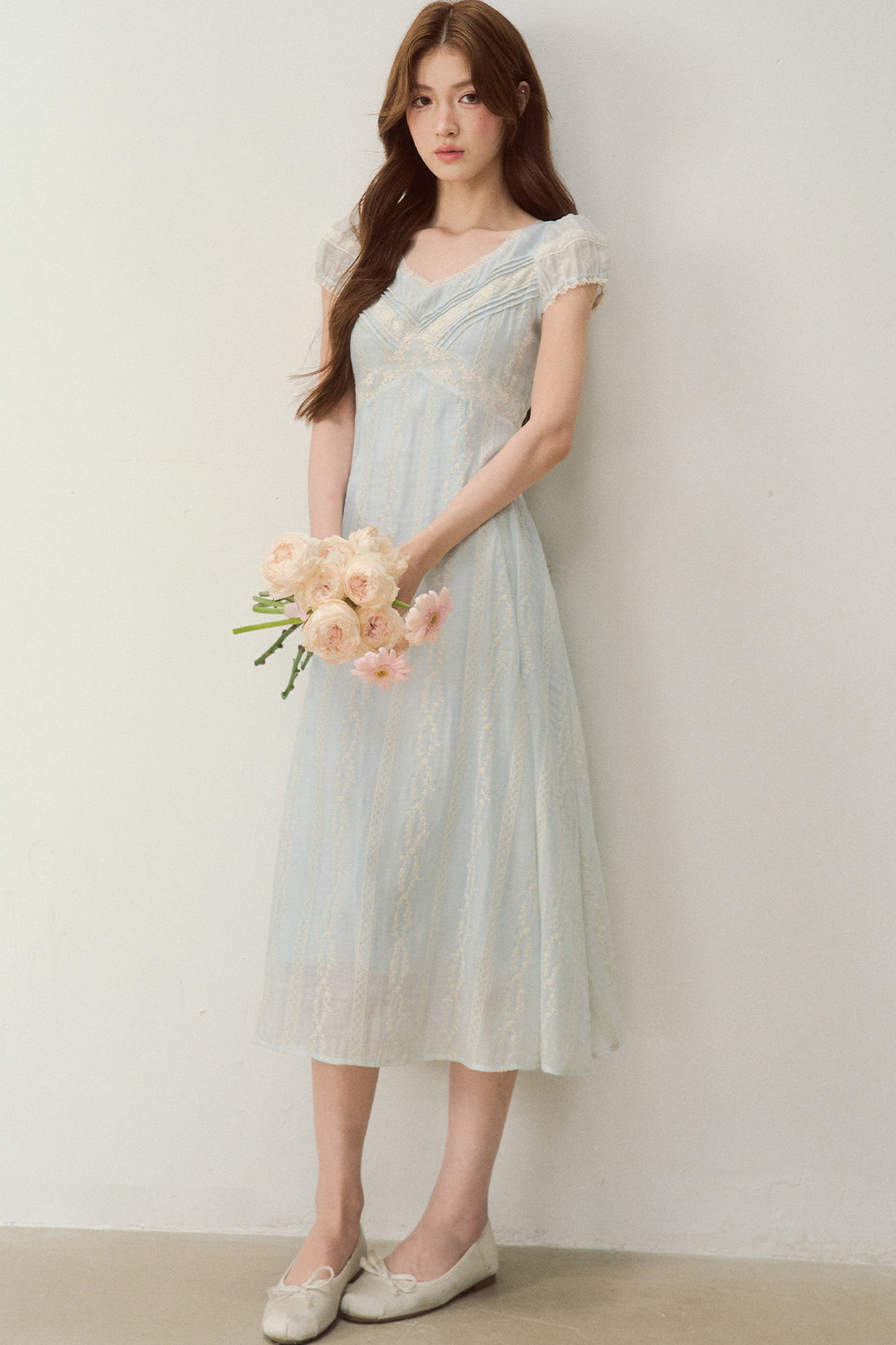 Robe brodée à col V bleu brume