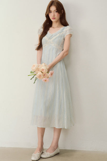 Robe brodée à col V bleu brume