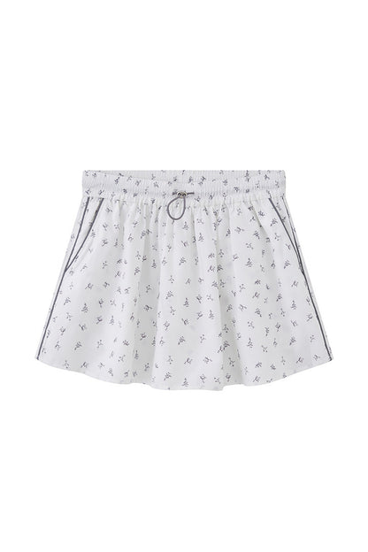 Set aus weißem Oberteil mit Blumenmuster und Kordelzug und Culotte-Hose