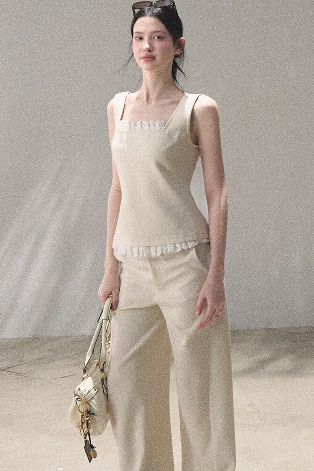 Set coordinato gilet e pantaloni in lino con inserti in pizzo