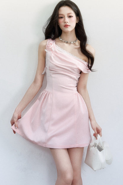 Abito in raso rosa con spalle scoperte