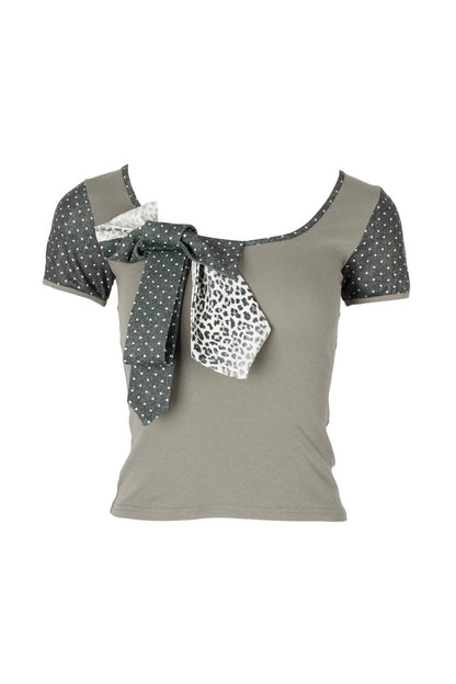 Wunderbares T-Shirt mit Schleifenkragen und Leopardenmuster