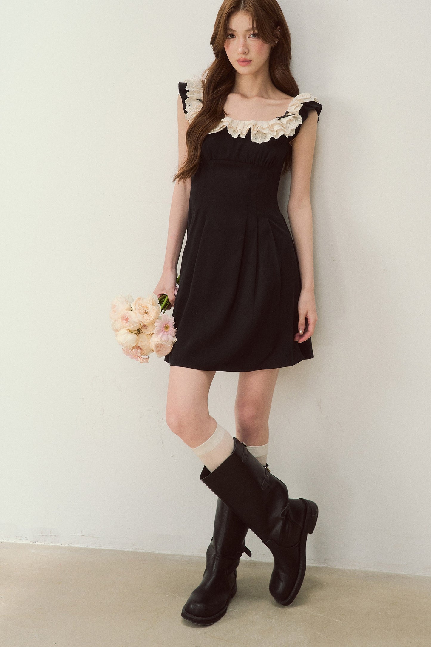 Robe noire à épaules dénudées avec bordure en dentelle au style tendance