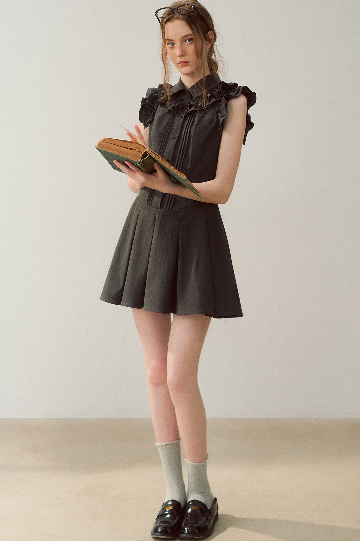 Robe rétro gris foncé à col à volants