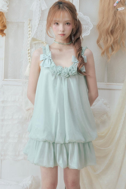 Robe en dentelle à pétales cachés
