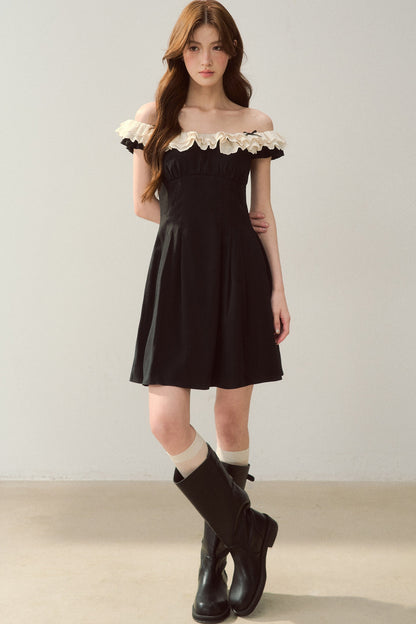 Robe noire à épaules dénudées avec bordure en dentelle au style tendance