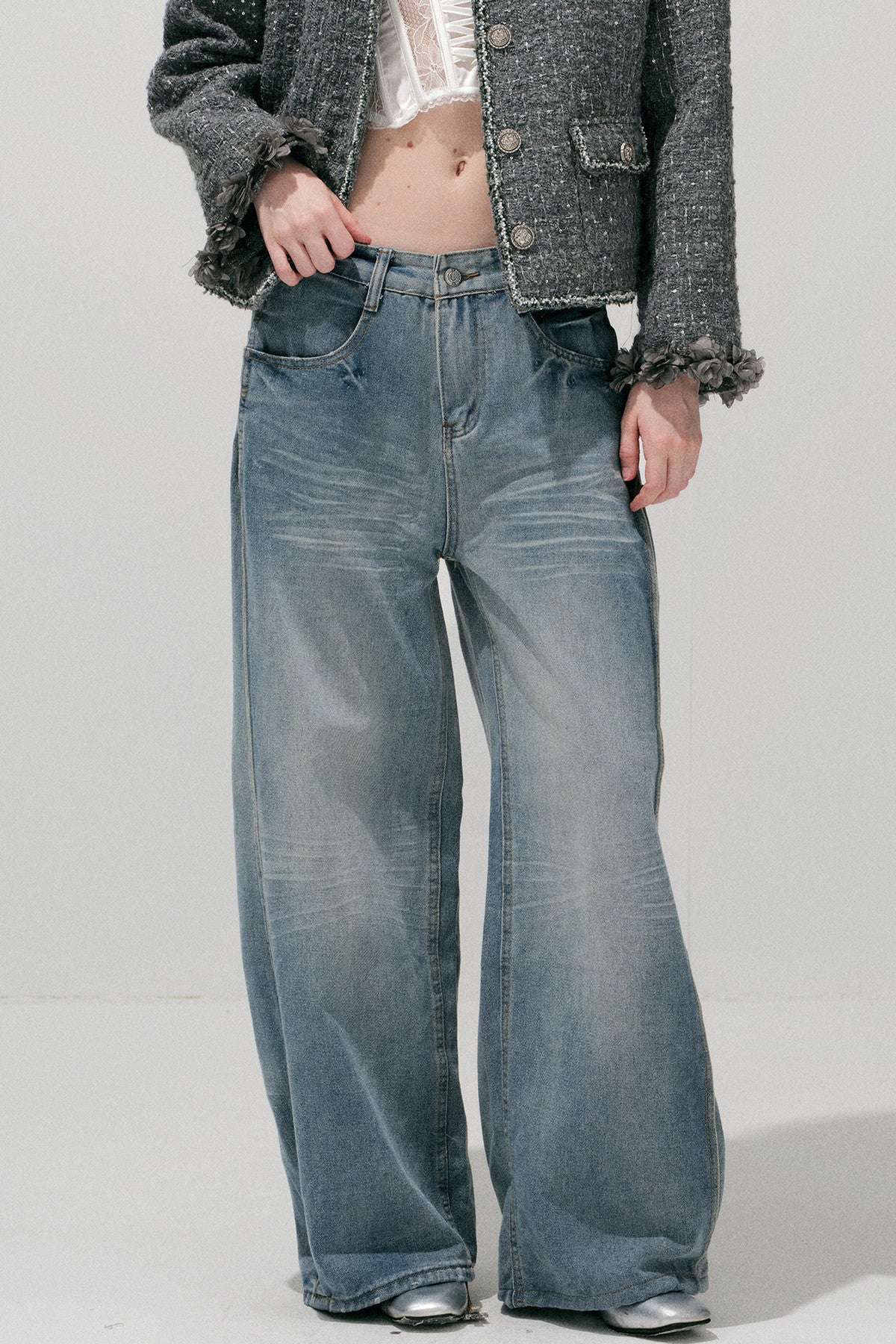 Hellblaue gewaschene Jeans mit weitem Bein