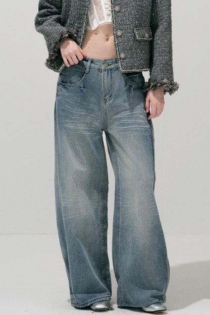 Hellblaue gewaschene Jeans mit weitem Bein