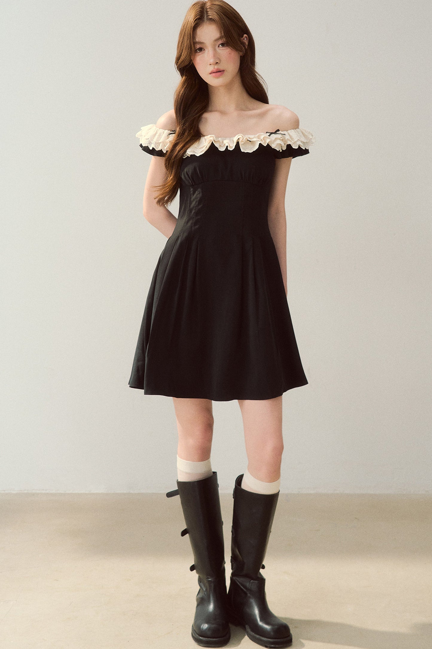 Robe noire à épaules dénudées avec bordure en dentelle au style tendance