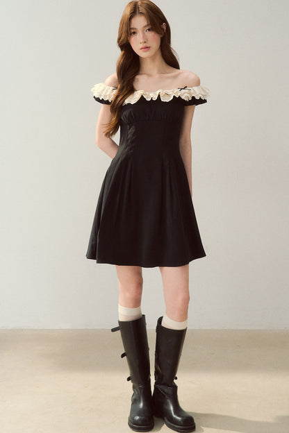 Robe noire à épaules dénudées avec bordure en dentelle au style tendance