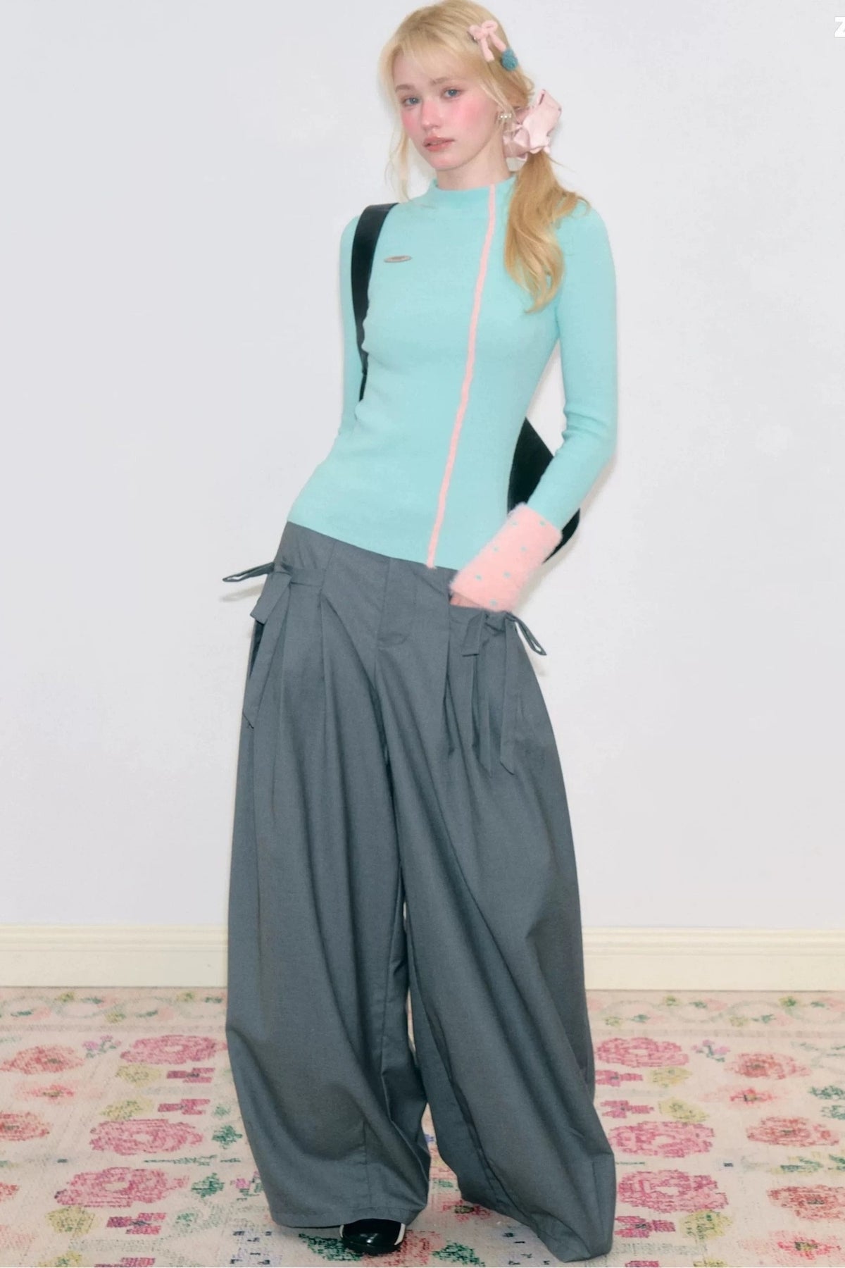 Top in maglia blu a collo alto