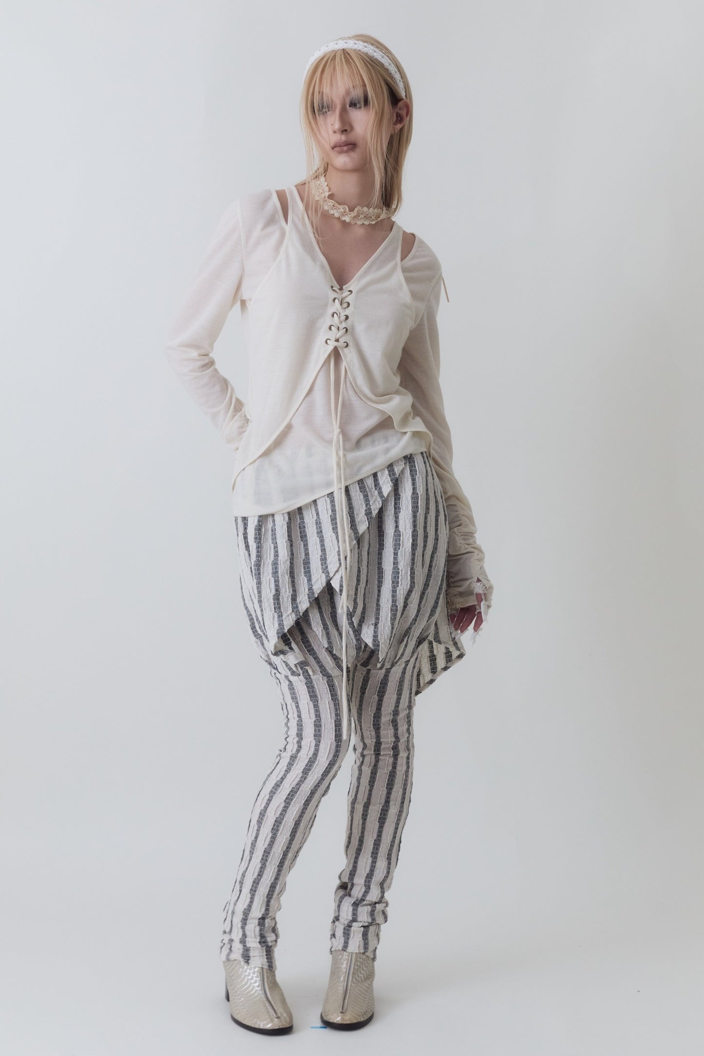 Blusa ricamata con orlo irregolare