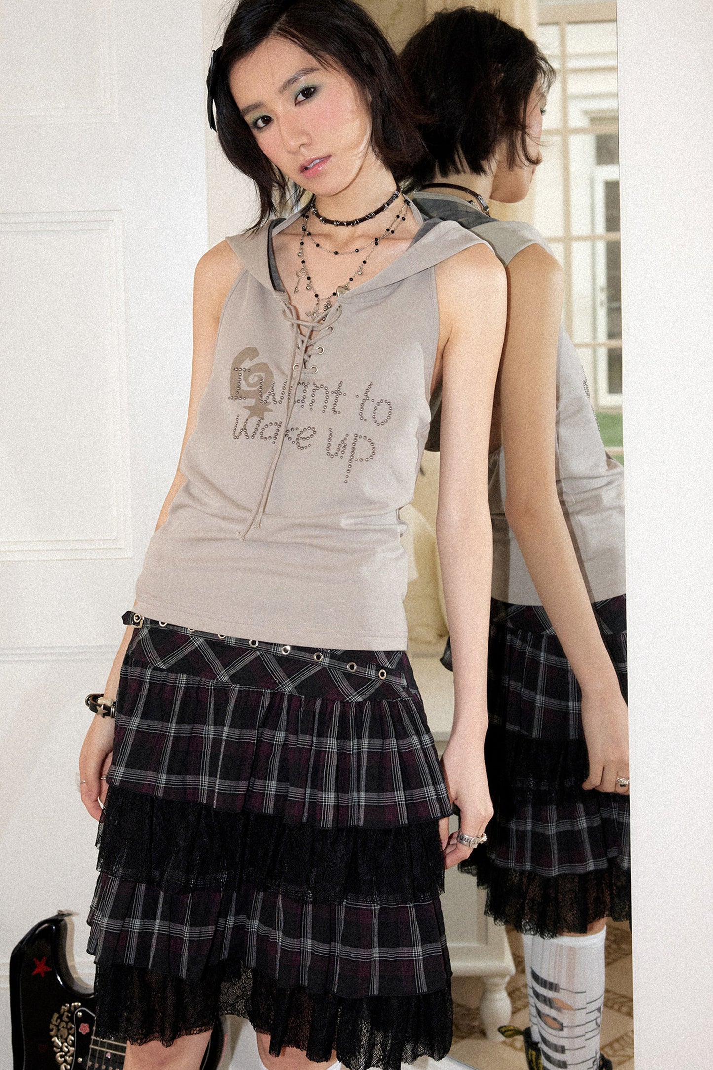 Gilet con cappuccio a quadri e strass
