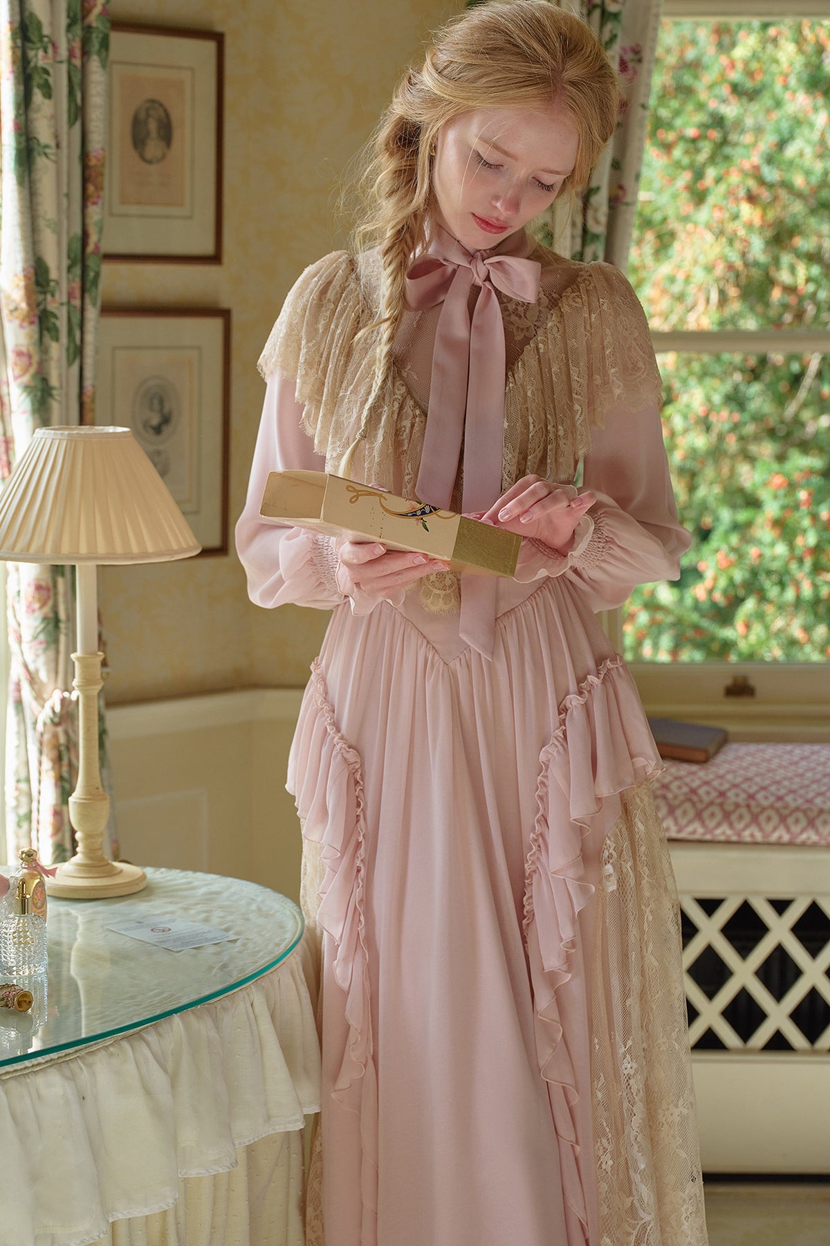 Kleid mit Spitze und Bindeschleife in Französischrosa