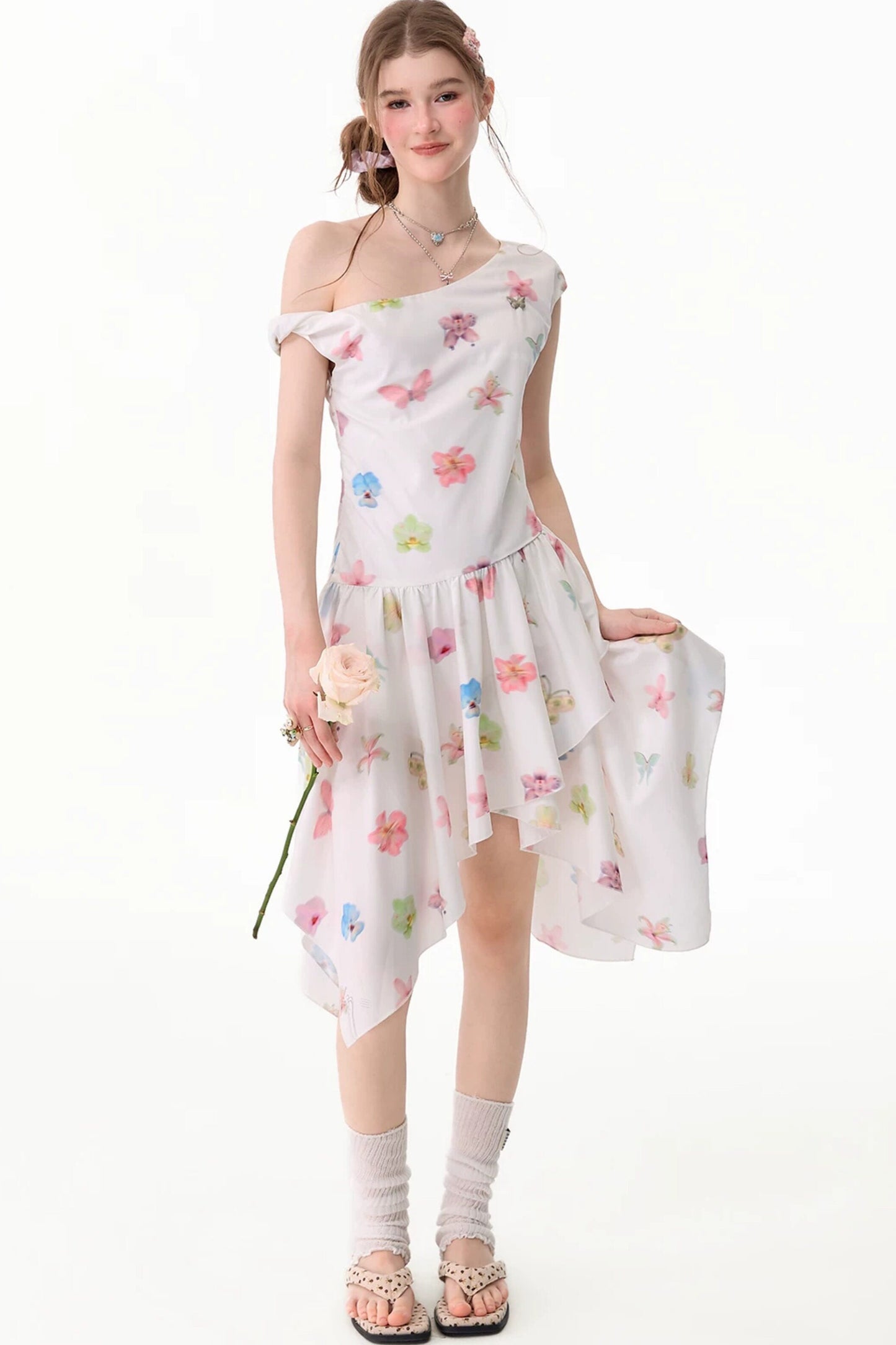 Schulterfreies Kleid mit Schmetterlings- und Blumenmuster und asymmetrischem Saum