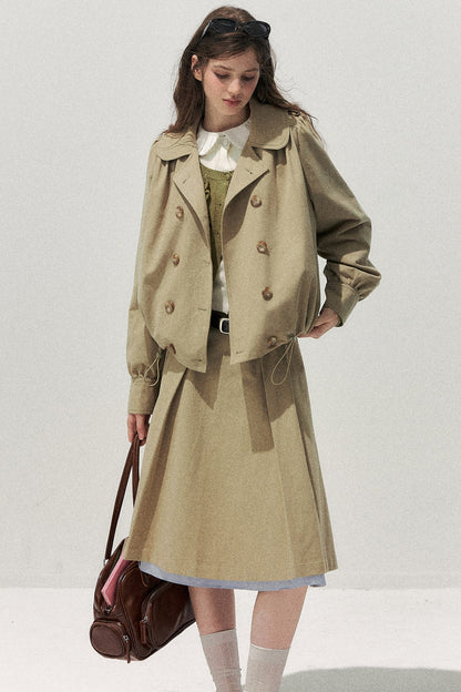 Completo retrò kaki con trench corto con colletto da bambola e gonna