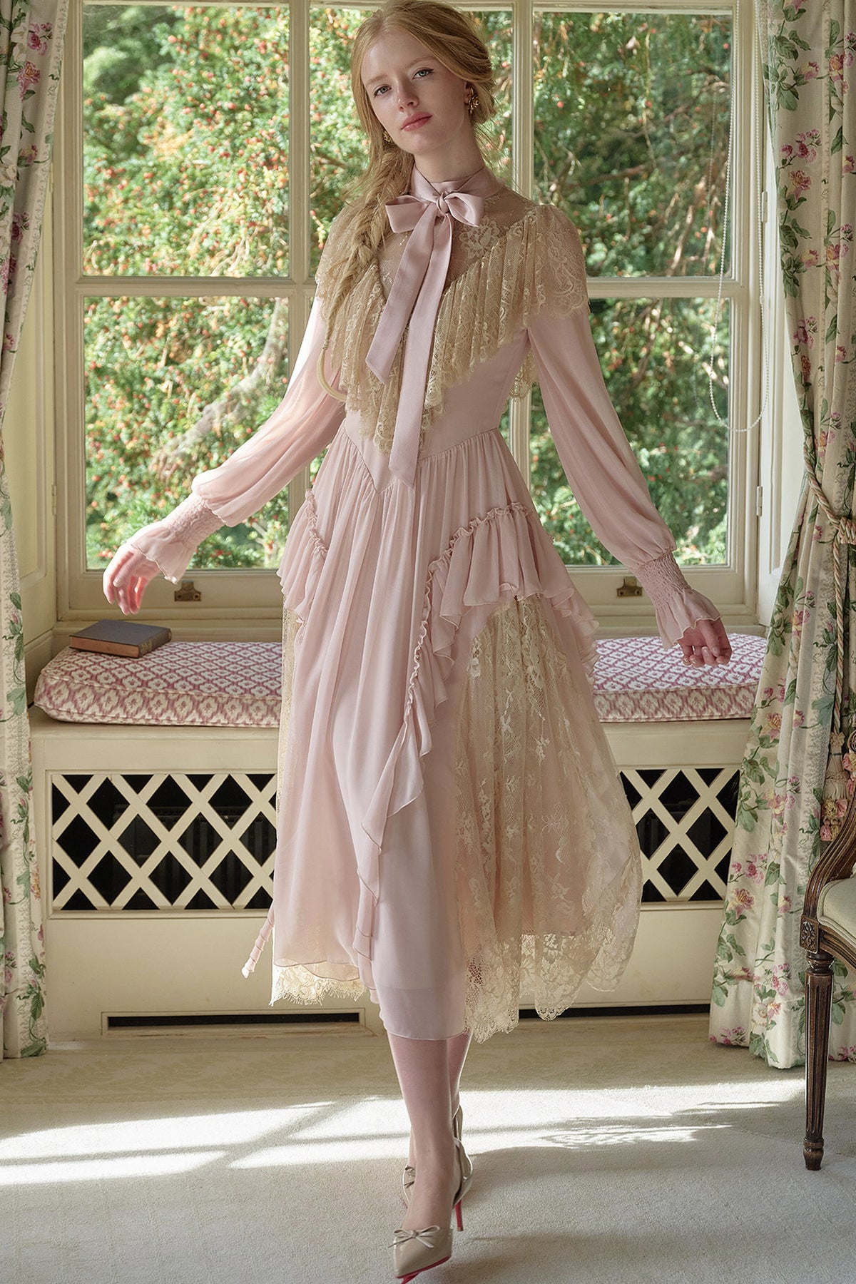Kleid mit Spitze und Bindeschleife in Französischrosa